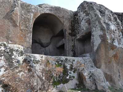 Karatlı Kuş Kayası Kaya Mezarları